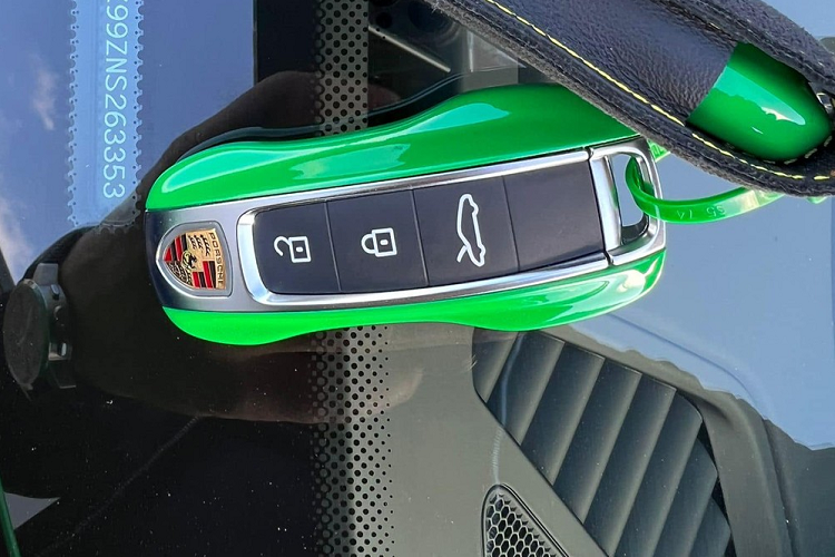 Chiếc xe đua đường phố Porsche 911 GT3 2022 màu xanh Python sắp về Việt Nam được trang bị hộp số 7 tốc độ PDK nên thời gian đua nước rút từ vị trí xuất phát lên 100 km/h là 3,4 giây, nhanh hơn 0,5 giây so với xe trang bị số sàn, Porsche 911 GT3 thế hệ 992 sử dụng số tự động đạt tốc độ tối đa 318 km/h.