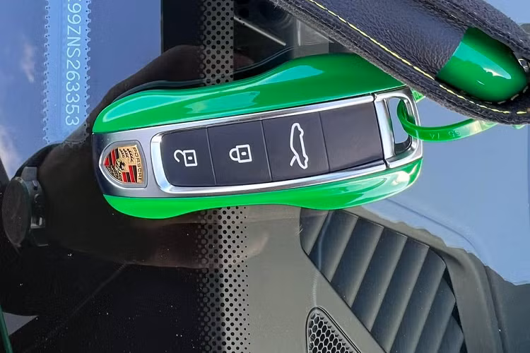 Chiếc xe đua đường phố Porsche 911 GT3 2022 màu xanh Python sắp về Việt Nam được trang bị hộp số 7 tốc độ PDK nên thời gian đua nước rút từ vị trí xuất phát lên 100 km/h là 3,4 giây, nhanh hơn 0,5 giây so với xe trang bị số sàn, Porsche 911 GT3 thế hệ 992 sử dụng số tự động đạt tốc độ tối đa 318 km/h.