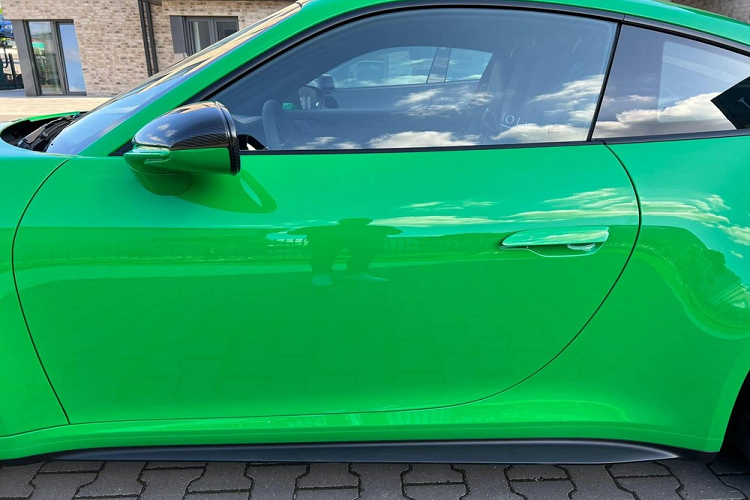 Đây hứa hẹn nhiều khả năng sẽ là chiếc xe Porsche 911 phiên bản GT3 2022 có bộ áo nổi bật nhất, ngoài ra, Cường Đô la cũng từng chia sẻ hình ảnh một xe đua đường phố Porsche 911 GT3 màu Python Green xanh lá cây này và cho rằng là xe của Minh Nhựa đặt mua