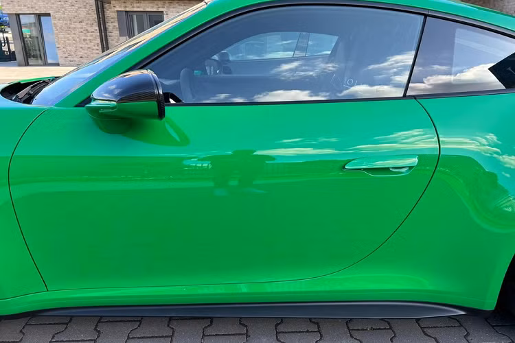 Đây hứa hẹn nhiều khả năng sẽ là chiếc xe Porsche 911 phiên bản GT3 2022 có bộ áo nổi bật nhất, ngoài ra, Cường Đô la cũng từng chia sẻ hình ảnh một xe đua đường phố Porsche 911 GT3 màu Python Green xanh lá cây này và cho rằng là xe của Minh Nhựa đặt mua