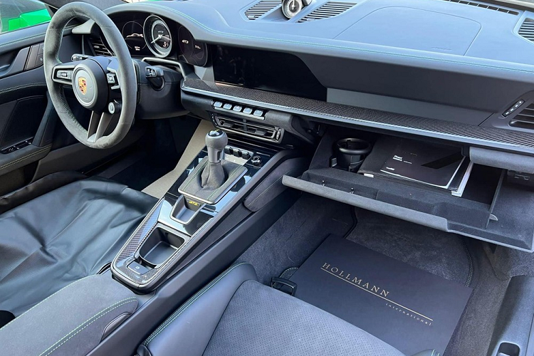 Không chọn kiểu mâm sơn đen, chiếc xe thể thao tốc độ Porsche 911 GT3 thế hệ 992 màu xanh tắc kè này có la-zăng 5 chấu kép hoàn thiện màu crôm đen và kẹp phanh màu vàng nổi bật. Cuối cùng là cánh gió đuôi cố định cỡ lớn được sơn 2 tông màu là xanh Python và đen nhám.