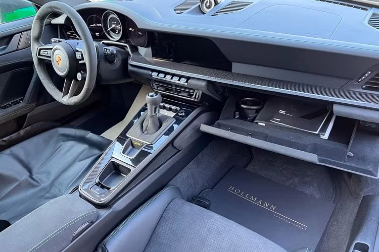 Không chọn kiểu mâm sơn đen, chiếc xe thể thao tốc độ Porsche 911 GT3 thế hệ 992 màu xanh tắc kè này có la-zăng 5 chấu kép hoàn thiện màu crôm đen và kẹp phanh màu vàng nổi bật. Cuối cùng là cánh gió đuôi cố định cỡ lớn được sơn 2 tông màu là xanh Python và đen nhám.