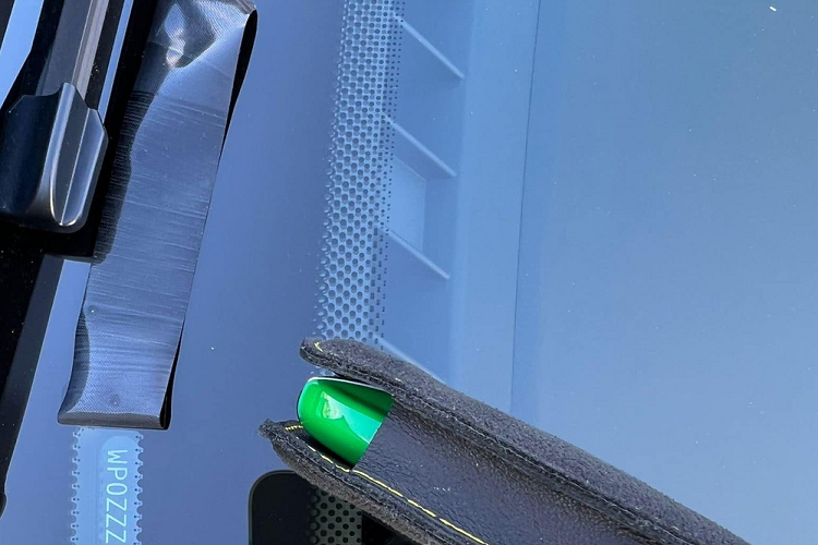 Ngoài màu sơn Python Green nổi bần bật, chiếc xe đua đường phố Porsche 911 GT3 992 này còn có nhiều chi tiết carbon ở ngoại thất như phần nóc xe, vỏ gương ngoài ra là cản va trước và cản va sau được sơn màu đen nhám tạo điểm nhấn cho ngoại hình xe thể thao này.