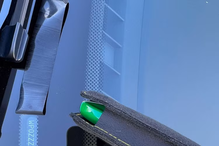 Ngoài màu sơn Python Green nổi bần bật, chiếc xe đua đường phố Porsche 911 GT3 992 này còn có nhiều chi tiết carbon ở ngoại thất như phần nóc xe, vỏ gương ngoài ra là cản va trước và cản va sau được sơn màu đen nhám tạo điểm nhấn cho ngoại hình xe thể thao này.