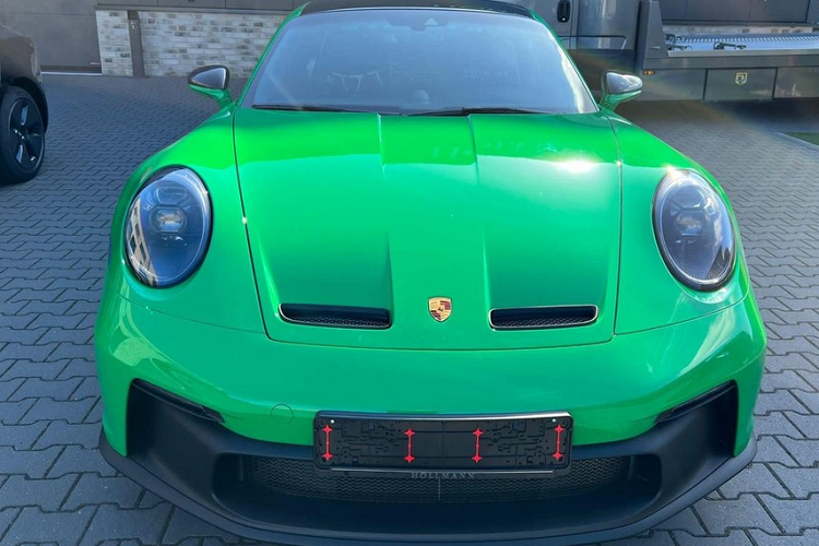 Python Green là 1 bộ áo rất hiếu chiến và tùy chọn cũng khá đắt đỏ trên các dòng xe thể thao cao cấp của Porsche 911 và sắp tới đây, ít nhất sẽ có một chiếc xe đua đường phố Porsche 911 GT3 992 sẽ được mang về nước với tông màu xanh lá cây đình đám này.