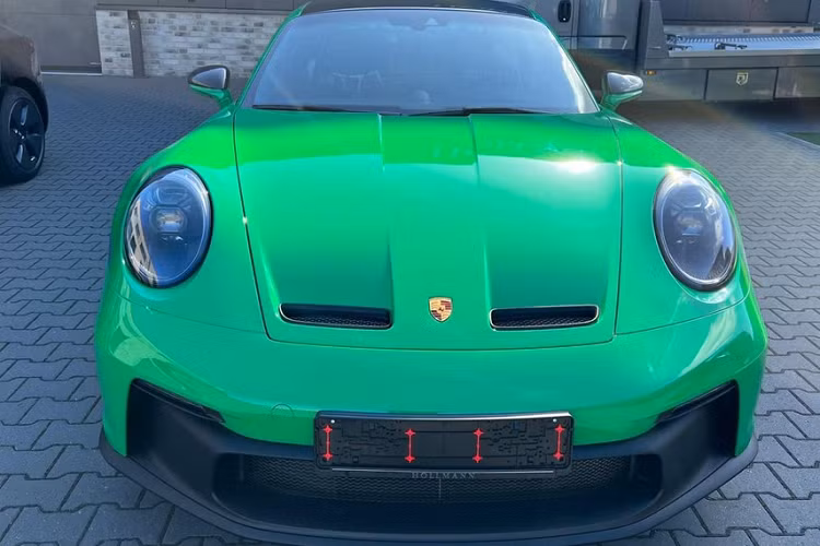 Python Green là 1 bộ áo rất hiếu chiến và tùy chọn cũng khá đắt đỏ trên các dòng xe thể thao cao cấp của Porsche 911 và sắp tới đây, ít nhất sẽ có một chiếc xe đua đường phố Porsche 911 GT3 992 sẽ được mang về nước với tông màu xanh lá cây đình đám này.