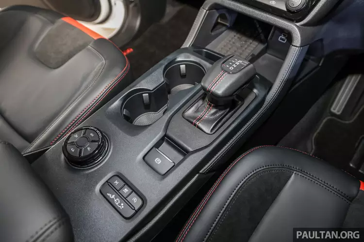 Bên trong cabin được làm mới hoàn toàn, với 2 ghế trước kiểu thể thao có khả năng điều chỉnh điện 11 hướng. Phía trước là cụm đồng hồ kỹ thuật số 12,4 inch độ phân giải cao trong khi bên cạnh là màn hình cảm ứng thông tin giải trí 12 inch với hệ thống SYNC 4A của Ford. Ngoài lẫy chuyển số bằng magiê, vô-lăng còn có các nút điều chỉnh hệ thống treo, ống xả...