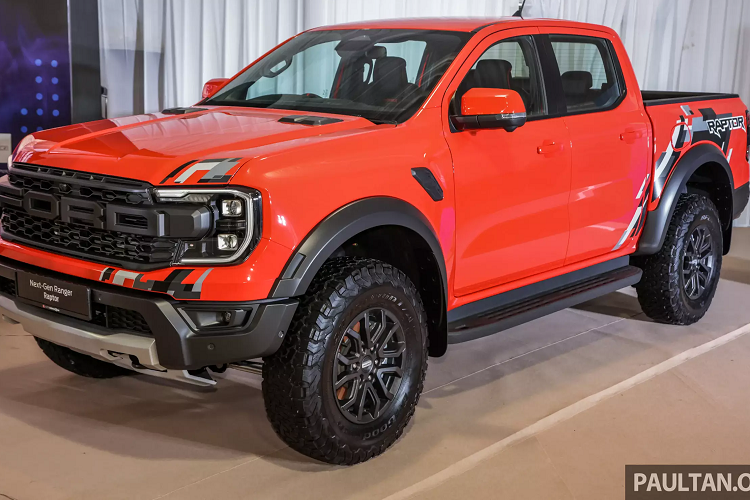 Đèn pha Matrix có khả năng chiếu sáng theo đường cong, chùm sáng cao không chói và tự cân bằng động để cải thiện tầm nhìn về phía trước mà không làm chói mắt các phương tiện đi ngược hướng. Nó thậm chí có thể điều chỉnh cường độ của chùm sáng tùy thuộc vào tốc độ của xe.