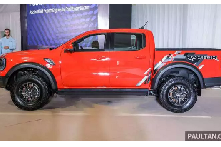 Giờ đây Ranger Raptor 2022 đã có chiều dài 5.381 mm, rộng 2.028 mm, cao 1.922 mm với chiều dài cơ sở 3.270 mm và khoảng sáng gầm 272 mm. Đối với off-road, nó có góc tiếp cận 32 độ và góc khởi hành lên đến 27 độ. Độ sâu lội nước của Raptor lên tới 800 mm và trọng lượng của xe đạt 2.430 kg. Khung gầm của Raptor cũng đã được cải tiến với cấu trúc được gia cố chắc chắn hơn, các thanh điều khiển trên và dưới làm bằng nhôm nhẹ.