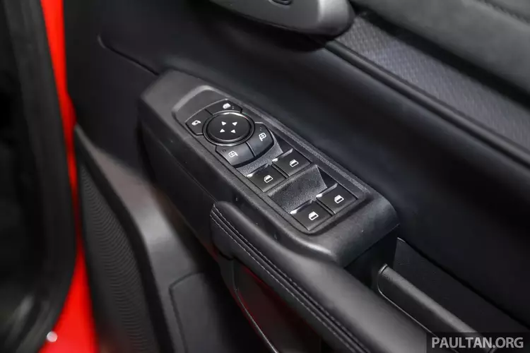 Bảng điều khiển trung tâm có sự xuất hiện của cần số mới, phanh tay điện tử, nút đỗ xe tự động. Phía trên là một bảng điều khiển với 6 công tắc phụ trợ cho đèn địa hình, máy nén khí và các phụ kiện khác. Mỗi công tắc có thể được kết nối để cấp nguồn cho một thiết bị điện tử khác nhau.