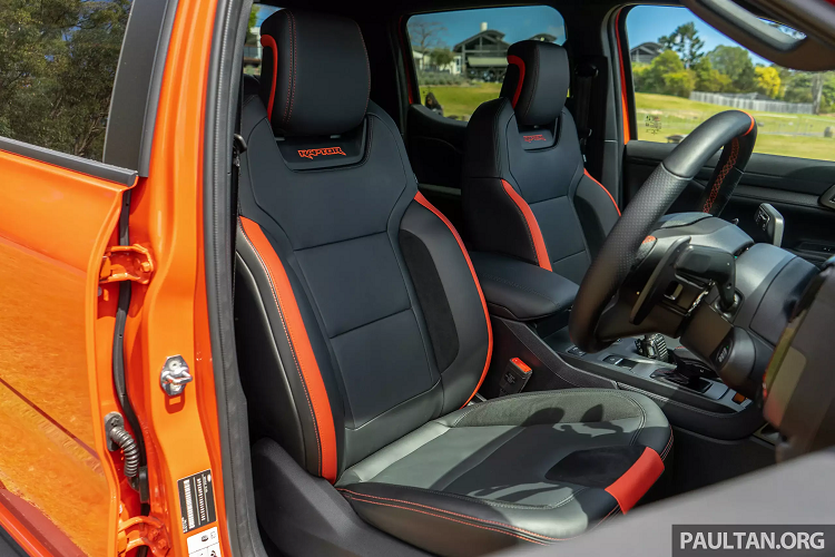 Gầm xe có sự xuất hiện của tấm chắn trước bằng thép dày 2,3 mm, gấp đôi kích thước của Ranger tiêu chuẩn. Nhà sản xuất Mỹ còn sử dụng vật liệu sắt graphite nén để làm động cơ, giúp nó chắc chắn hơn 75% so với gang đúc truyền thống. Tấm chắn cùng với động cơ và vỏ hộp số giúp bảo vệ các bộ phận quan trọng như bộ tản nhiệt, thước lái, động cơ và vi sai cầu trước.