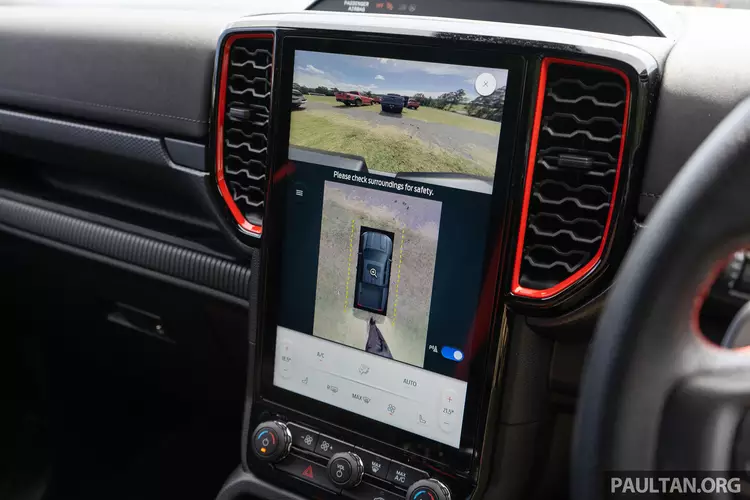 Các tính năng tiêu chuẩn bao gồm đế sạc không dây, Apple CarPlay và Android Auto, camera 360 độ, đèn xung quanh, 4 cổng USB và đáng chú ý nhất là Hệ thống âm thanh Bang &amp; Olufsen.