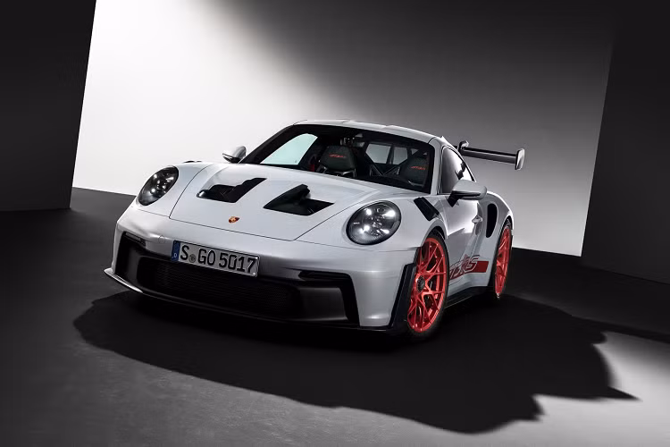 Mẫu xe thể thao Porsche 911 GT3 RS 2022 mới hiệu năng cao này sở hữu thiết kế ngoại thất được làm mới hoàn toàn với nhiều chi tiết mang đậm tính khí động học, công suất đầu ra đạt mức 517 mã lực giúp người lái có thể có được những trải nghiệm về hiệu năng ấn tượng.