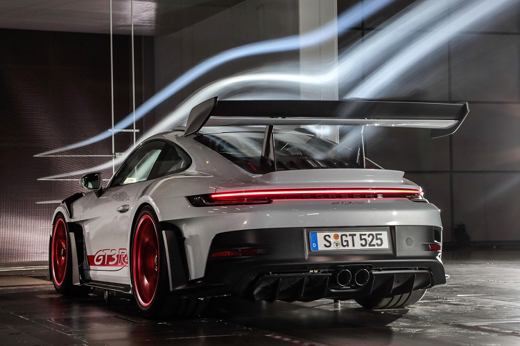 Mẫu xe thể thao hiệu năng cao này sở hữu hàng loạt các chi tiết mang đậm tính khí động học nhằm tối ưu hóa hết mức khả năng vận hành của xe. So với thế hệ tiền nhiệm, mẫu xe 911 GT3 RS thế hệ mới sở hữu thiết kế có phần góc cạnh hơn, ấn tượng hơn. Phần cản trước của xe vẫn được giữ nguyên so với phiên bản GT3 thông thường, hai bên cản được mở rộng với cánh gió đứng.