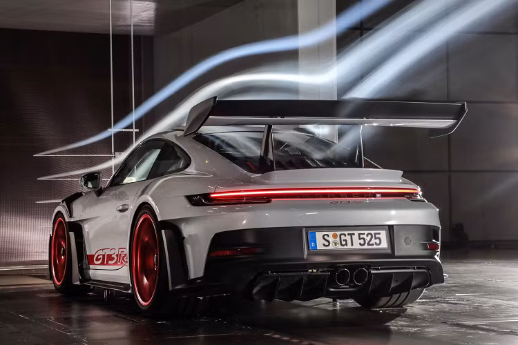 Mẫu xe thể thao hiệu năng cao này sở hữu hàng loạt các chi tiết mang đậm tính khí động học nhằm tối ưu hóa hết mức khả năng vận hành của xe. So với thế hệ tiền nhiệm, mẫu xe 911 GT3 RS thế hệ mới sở hữu thiết kế có phần góc cạnh hơn, ấn tượng hơn. Phần cản trước của xe vẫn được giữ nguyên so với phiên bản GT3 thông thường, hai bên cản được mở rộng với cánh gió đứng.