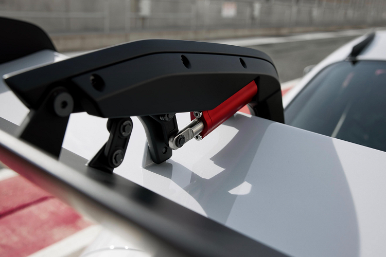 Bất chấp việc nâng cấp thêm nhiều chi tiết phần cứng, Porsche đã cố gắng giữ trọng của xe ở mức chỉ còn 1.450 kg, nặng hơn 20 kg so với 991.2 GT3 RS cũ và nặng hơn khoảng 15 kg đối với GT3 thông thường. Tuy nhiên, chúng tôi không nghi ngờ gì về việc RS sẽ loại bỏ lợi thế về trọng lượng đó trên đường đua.