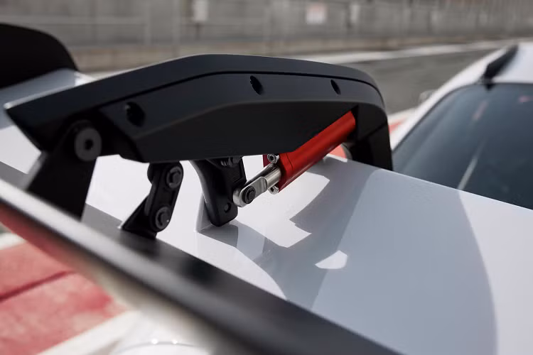 Bất chấp việc nâng cấp thêm nhiều chi tiết phần cứng, Porsche đã cố gắng giữ trọng của xe ở mức chỉ còn 1.450 kg, nặng hơn 20 kg so với 991.2 GT3 RS cũ và nặng hơn khoảng 15 kg đối với GT3 thông thường. Tuy nhiên, chúng tôi không nghi ngờ gì về việc RS sẽ loại bỏ lợi thế về trọng lượng đó trên đường đua.