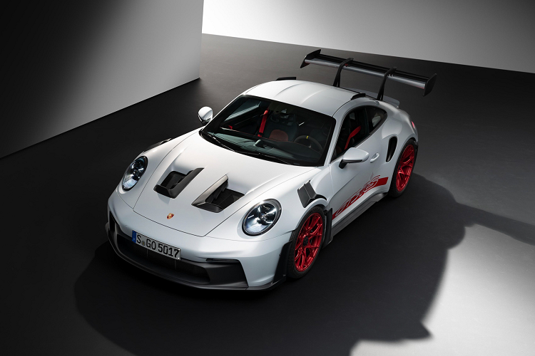 Mẫu xe thể thao Porsche 911 GT3 RS hiệu năng cao này được trang bị hệ thống treo trước xương đòn kép giúp mẫu xe hoạt động trơn tru hơn. Thay cho khối động cơ có công suất 503 mã lực của GT3 cơ sở, mô-men xoắn 470 Nm dung tích 4.0 lít flat-six bằng khối động cơ với mức công suất ấn tượng lên tới 518 mã lực.