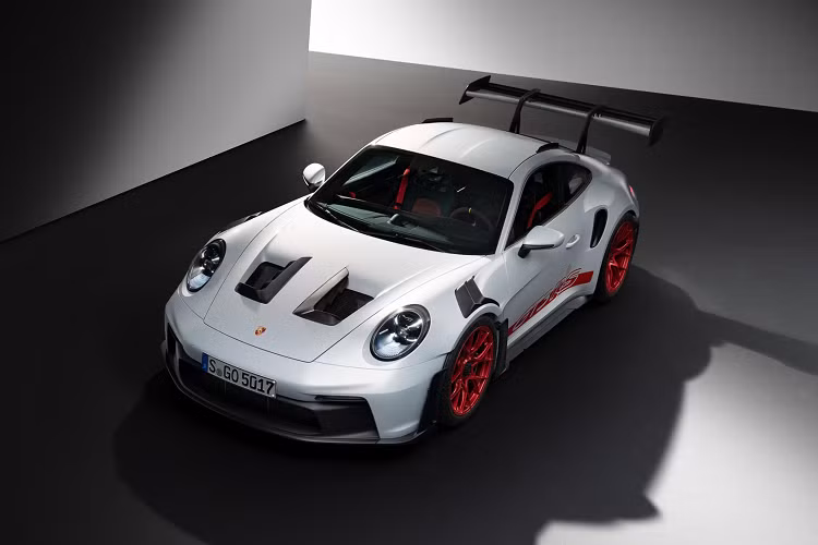 Mẫu xe thể thao Porsche 911 GT3 RS hiệu năng cao này được trang bị hệ thống treo trước xương đòn kép giúp mẫu xe hoạt động trơn tru hơn. Thay cho khối động cơ có công suất 503 mã lực của GT3 cơ sở, mô-men xoắn 470 Nm dung tích 4.0 lít flat-six bằng khối động cơ với mức công suất ấn tượng lên tới 518 mã lực.