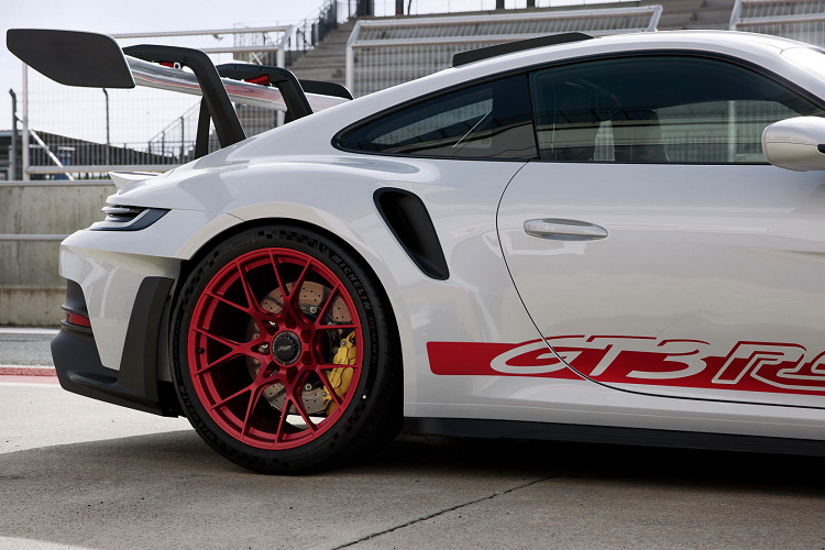 Lốp trước tăng từ loại 255mm lên thành 275 mm, lốp sau tăng từ 315 mm tăng lên thành 335 mm, trong khi hệ thống phanh (tùy chọn bằng gốm carbon PCCB) cũng đã được nâng cấp.