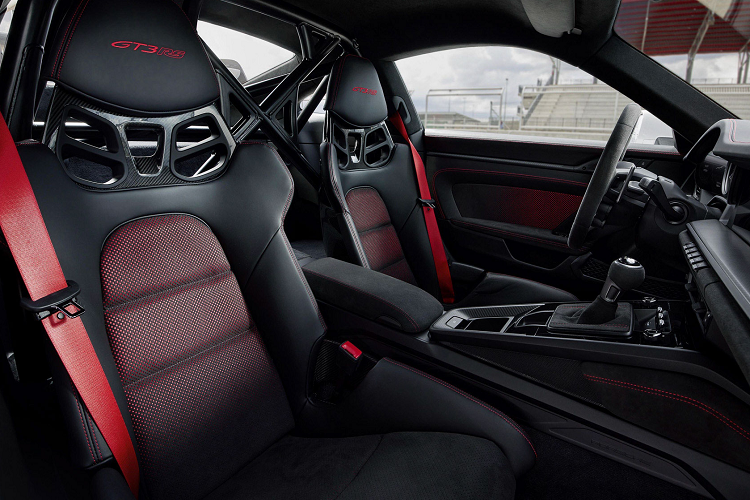 Xe còn được trang bị tới bốn bộ chọn chế độ truyền động quay khác nhau trên vô lăng, từ đây cho phép người lái điều khiển riêng các tính năng như giảm xóc và vi sai cầu sau. Mẫu xe thể thao Đức còn sở hữu bộ mâm có kích thước 20 inch ở phía trước và 21 inch ở phía sau kèm lốp Michelin Pilot Sport Cup 2 R rộng hơn so với GT3 cơ bản.
