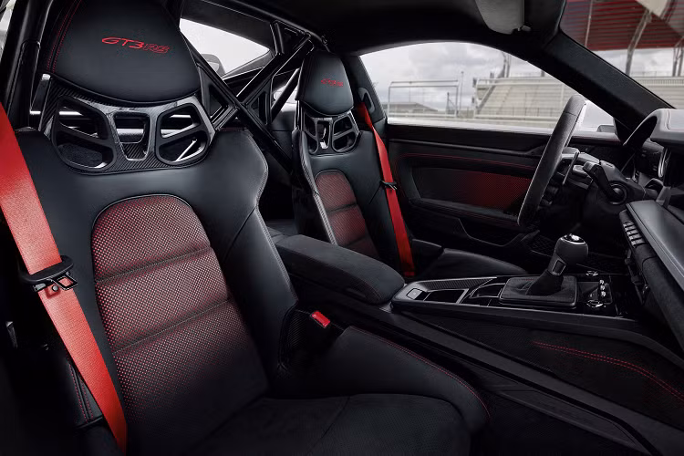 Xe còn được trang bị tới bốn bộ chọn chế độ truyền động quay khác nhau trên vô lăng, từ đây cho phép người lái điều khiển riêng các tính năng như giảm xóc và vi sai cầu sau. Mẫu xe thể thao Đức còn sở hữu bộ mâm có kích thước 20 inch ở phía trước và 21 inch ở phía sau kèm lốp Michelin Pilot Sport Cup 2 R rộng hơn so với GT3 cơ bản.