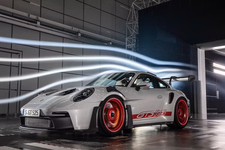 Phần cửa xe cũng được thiết kế có xu hướng vuốt cong vào phía trong giúp tăng hiệu quả khí động học cho xe. Mẫu xe sở hữu tấm bệ cửa mở rộng trông theo luồng không khí chạy dọc theo thân xe phía dưới, trong khi một cặp cánh tản nhiệt chạy dọc hai bên nắp capo xe giúp dẫn luồng không khí đi qua phía trên.