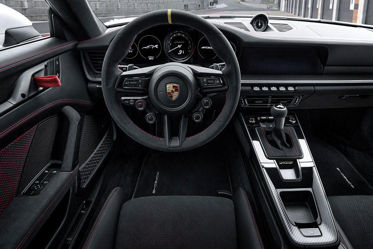 Xe được trang bị các phần cửa bằng sợi carbon nhẹ, có đường nét gấp trên đường chắn bùn phía trước. Về nội thất, xe được trang bị bộ ghế đua carbon và một hệ thống khung chống lật kiên cố trong nội thất xe khi lựa chọn gói Clubsport. Mẫu xe được trang bị cần số tự động nhưng có thiết kế khá giống cần số sàn trên xe.