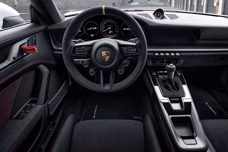 Xe được trang bị các phần cửa bằng sợi carbon nhẹ, có đường nét gấp trên đường chắn bùn phía trước. Về nội thất, xe được trang bị bộ ghế đua carbon và một hệ thống khung chống lật kiên cố trong nội thất xe khi lựa chọn gói Clubsport. Mẫu xe được trang bị cần số tự động nhưng có thiết kế khá giống cần số sàn trên xe.