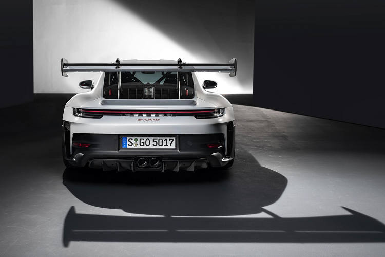 Và đối với những người lái xe muốn tốt nhất trong số những thứ tốt nhất và RS nhẹ nhất có thể, luôn có gói Weissach. Lướt hộp đó có thêm một nắp và mái che phía trước bằng sợi carbon, đồng thời biến lồng cuộn thành một món đồ bằng carbon. Mức giá xe Porsche 911 GT3 RS 2022 khởi điểm ở mức 229.517 Euro tại Đức (khoảng hơn 5,4 tỷ đồng).