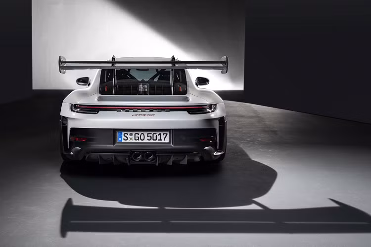 Và đối với những người lái xe muốn tốt nhất trong số những thứ tốt nhất và RS nhẹ nhất có thể, luôn có gói Weissach. Lướt hộp đó có thêm một nắp và mái che phía trước bằng sợi carbon, đồng thời biến lồng cuộn thành một món đồ bằng carbon. Mức giá xe Porsche 911 GT3 RS 2022 khởi điểm ở mức 229.517 Euro tại Đức (khoảng hơn 5,4 tỷ đồng).