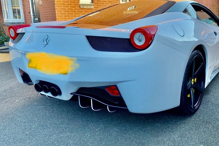 Người rao bán chiếc xe cho biết rằng động cơ dung tích 2.5 lít tiêu chuẩn đã được độ để cung cấp công suất tối đa có thể, tuy nhiên lại không đưa ra con số cụ thể. Chiếc xe cũng nhận được bộ ống xả độ để tạo nên âm thanh giống Ferrari thật hơn.