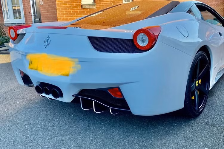 Người rao bán chiếc xe cho biết rằng động cơ dung tích 2.5 lít tiêu chuẩn đã được độ để cung cấp công suất tối đa có thể, tuy nhiên lại không đưa ra con số cụ thể. Chiếc xe cũng nhận được bộ ống xả độ để tạo nên âm thanh giống Ferrari thật hơn.