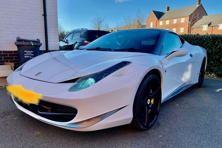 Những chiếc siêu xe nhái đã là một phần tồn tại từ lâu trong thế giới ôtô. Đó là một giải pháp tất yếu khi bạn không có kinh phí để mua một chiếc xe đắt tiền nào đó nhưng lại khát khao sở hữu nó đến mức sẵn sàng đi xa thêm một bước để biến giấc mơ thành hiện thực. Và chiếc siêu xe Ferrari 458 hàng nhái từ Ford Cougar này là một ví dụ.