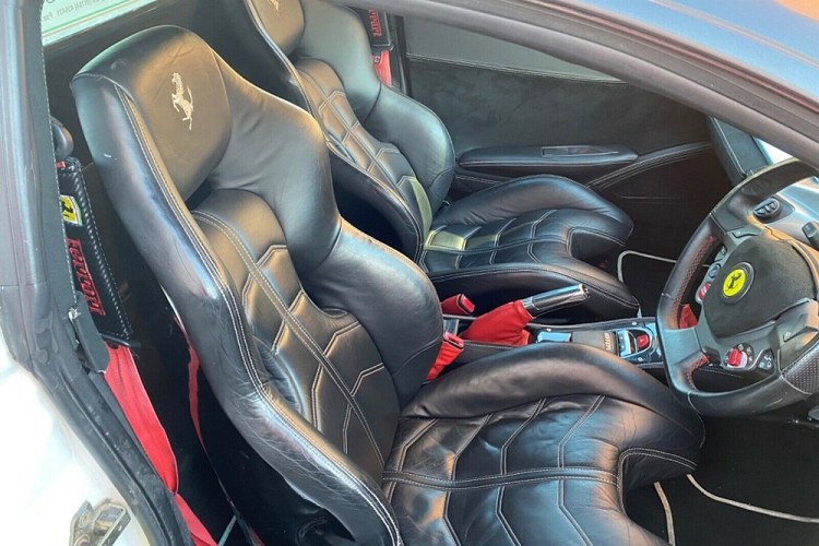 Trong khi vẻ ngoài chiếc Ferrari 458 giả cầy này có thể đánh lừa một số người, hiệu suất của siêu xe nhái này sẽ không đánh lừa bất cứ ai.