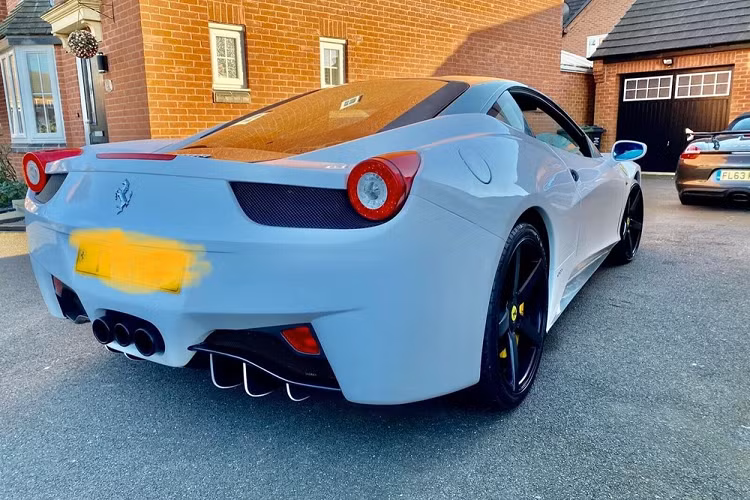 Công bằng mà nói, một số chiếc xe nhái đúng là xấu thậm tệ, nhưng một số khác trông không đến nỗi nào. Chiếc Ford Cougar độ Ferrari 458 trong những bức ảnh dưới đây là một ví dụ hoàn hảo cho vế sau. Ngay cả những người đam mê Ferrari có lẽ cũng phải nhìn hai lần trước khi nhận ra rằng nó không phải là một chiếc Ferrari thật.