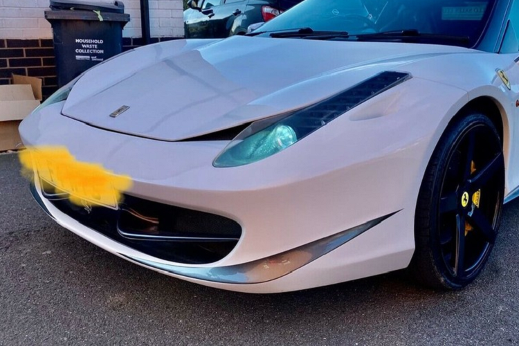 Người chế tạo chiếc xe cũng thay đổi nội thất để tăng thêm tính thuyết phục. Cabin có trang bị vô lăng rất giống thật, nhưng đáng tiếc là chất lượng da bọc và những thứ khác thì không thể so sánh được. Dù sao đi nữa, chúng trông cũng khá đẹp và hoàn toàn có thể qua mắt người khác khi nhìn từ đằng xa.