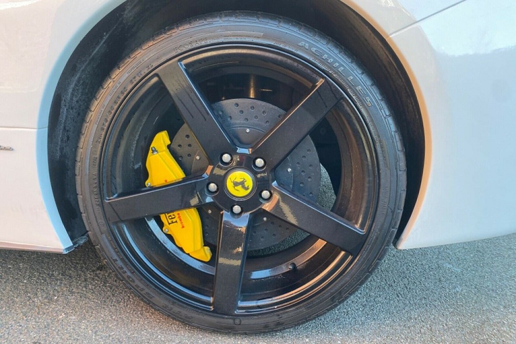 Đó là một chi tiết kỳ lạ bởi chiếc Cougar có trang bị động cơ V6 đặt phía trước, chỉ truyền lực tới bánh trước. Nó là một trong những chiếc xe FWD có khả năng xử lý khá tốt, nhưng có sự khác biệt lớn giữa một chiếc coupe với động cơ V6 đặt phía trước và một chiếc siêu xe với động cơ hút khí tự nhiên V8 đặt giữa.