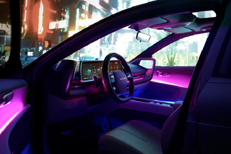 Xe được trang bị cặp màn hình kép cỡ lớn bao gồm cụm đồng hồ đo kỹ thuật số và màn hình thông tin giải trí. Hệ thống đèn viền "mờ ảo" cùng nhiều chế độ chuyển màu. Vô-lăng hai chấu được thiết kế với các nút cảm ứng ở hai bên. Bên dưới táp-lô là một loạt nút cảm ứng để điều khiển hệ thống HVAC - điều hòa và thông gió. Ngoài ra, xe còn được trang bị gương chiếu hậu kỹ thuật số. Nhiều khả năng đây sẽ là trang bị tùy chọn, bởi nhiều quốc gia chưa chấp nhận đăng kiểm trang bị này.