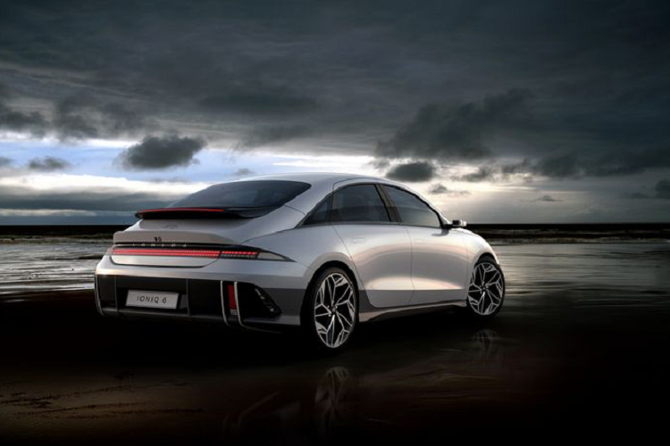 Sedan điện Hyundai Ioniq 6 có thiết kế đuôi thể thao, với cánh gió lớn được lắp ở chân cửa kính phía sau, phía dưới lại có thêm một cánh gió kiểu đuôi vịt nhỏ hơn được tích hợp vào đuôi xe. Cụm đèn hậu với các chỉ tiết dạng điểm ảnh nằm vắt ngang cốp sau cho cảm giác hiện đại pha chút cổ điển. Không gian nội thất của Ioniq 6 2023 gây ấn tượng với khách hàng bằng sự tinh tế và hiện đại.