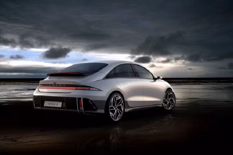 Sedan điện Hyundai Ioniq 6 có thiết kế đuôi thể thao, với cánh gió lớn được lắp ở chân cửa kính phía sau, phía dưới lại có thêm một cánh gió kiểu đuôi vịt nhỏ hơn được tích hợp vào đuôi xe. Cụm đèn hậu với các chỉ tiết dạng điểm ảnh nằm vắt ngang cốp sau cho cảm giác hiện đại pha chút cổ điển. Không gian nội thất của Ioniq 6 2023 gây ấn tượng với khách hàng bằng sự tinh tế và hiện đại.