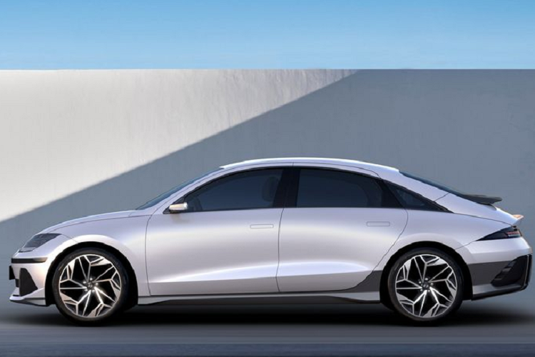 Về trang bị vận hành, Hyundai Ioniq 6 được phát triển trên nền tảng khung gầm E-GMP, tương tự các mẫu xe Ioniq 5, KIA EV6 và Genesis GV60. Các tùy chọn hệ thống truyền động có thể bao gồm phiên bản động cơ điện tiêu chuẩn RWD cho công suất tối đa 225 mã lực/350 Nm.