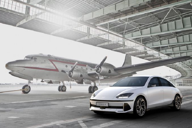 Về ngoại thất, Hyundai Ioniq 6 chạy điện là một chiếc sedan lai coupe với phần phần mái kéo dài xuống tận đuôi xe. Hyundai vẫn áp dụng thiết kế đèn dạng Parametric Pixel đơn giản nhưng ấn tượng trên Ioniq 6.