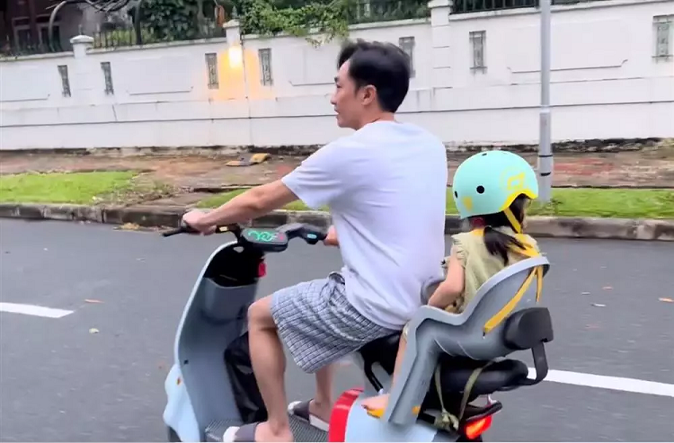 Cuong Do La cho 'tra xanh' bang xe may dien, bi nhac vi pham giao thong-Hinh-2