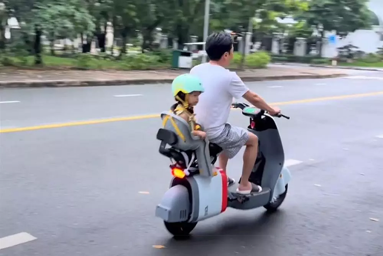 Cuong Do La cho 'tra xanh' bang xe may dien, bi nhac vi pham giao thong-Hinh-3