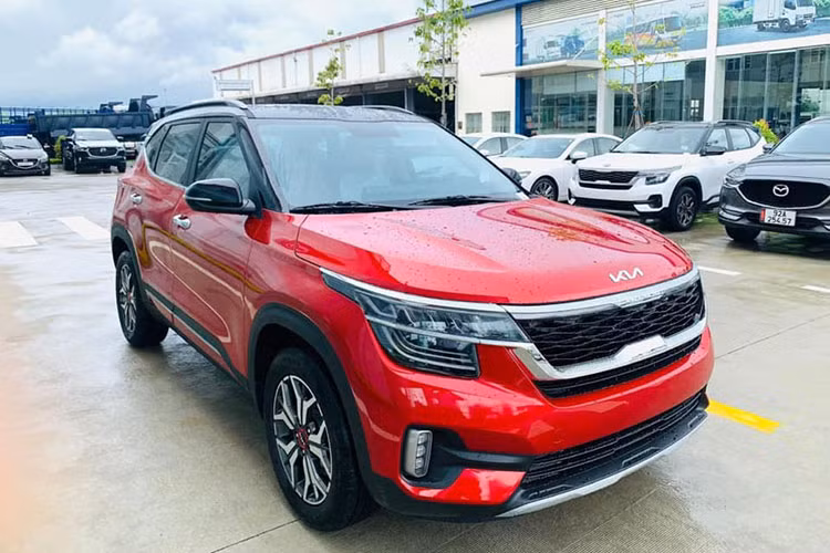Đầu tháng 12, tư vấn bán hàng một số đại lý Kia cho biết mẫu Seltos đang được ưu đãi khoảng 15 triệu đồng trong dịp cuối năm. Đây là một trong những dòng xe có doanh số tốt nhất trên phân khúc và nằm trong nhóm bán chạy trên thị trường. Tương tự Seltos, mẫu gầm cao cỡ nhỏ Sonet cũng được ưu đãi khoảng 15 triệu đồng và tặng kèm phụ kiện...