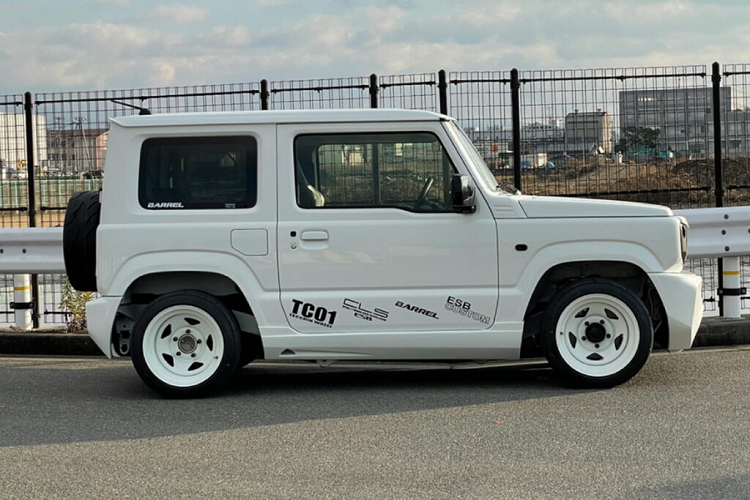 Cả hai bộ body kit cho Suzuki Jimny từ hãng độ Osaka đều có các tiện ích bổ sung cho lưới tản nhiệt mang đến vẻ ngoài dữ dằn hơn cùng với bộ mâm xe hợp kim CLS TC01 16 inch sơn trắng, phần mở rộng chắn bùn rộng bằng bu-lông, cánh gió ducktail cỡ lớn và bộ giảm thanh cho hệ thống xả.