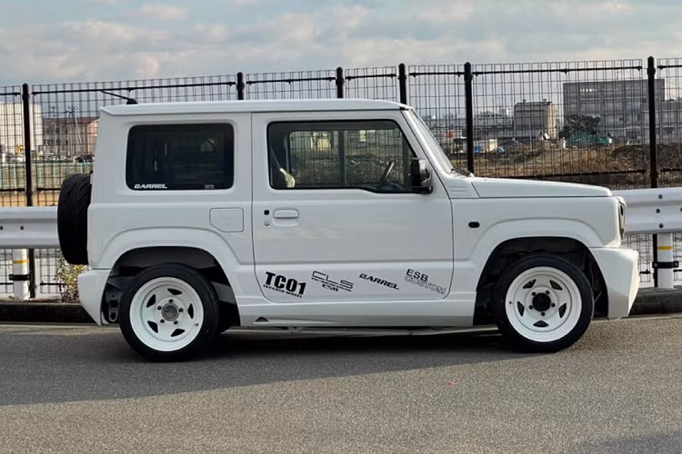 Cả hai bộ body kit cho Suzuki Jimny từ hãng độ Osaka đều có các tiện ích bổ sung cho lưới tản nhiệt mang đến vẻ ngoài dữ dằn hơn cùng với bộ mâm xe hợp kim CLS TC01 16 inch sơn trắng, phần mở rộng chắn bùn rộng bằng bu-lông, cánh gió ducktail cỡ lớn và bộ giảm thanh cho hệ thống xả.