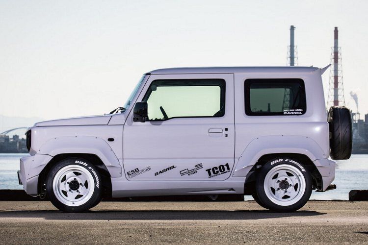 Những chiếc Suzuki Jimny này vẫn được giữ nguyên khối động cơ, mẫu xe này có sẵn với động cơ ba xi-lanh 658 cc tăng áp sản sinh công suất 63 mã lực hoặc động cơ bốn xi-lanh 1.5 lít hút khí tự nhiên sản sinh công suất 101 mã lực.