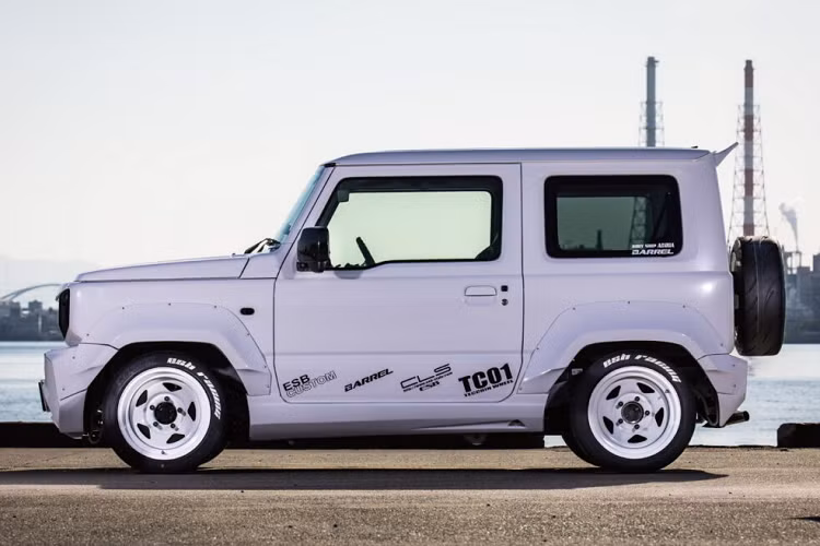 Những chiếc Suzuki Jimny này vẫn được giữ nguyên khối động cơ, mẫu xe này có sẵn với động cơ ba xi-lanh 658 cc tăng áp sản sinh công suất 63 mã lực hoặc động cơ bốn xi-lanh 1.5 lít hút khí tự nhiên sản sinh công suất 101 mã lực.